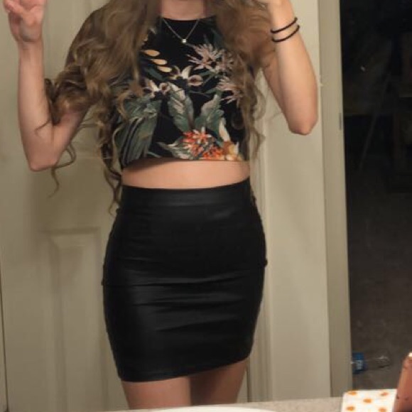 Black Halter top with palm leaves💛 - Picture 1 of 2